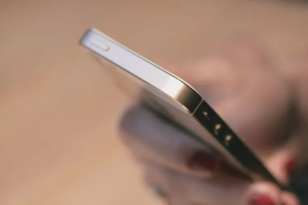 大模型手机密集下场：华为、荣耀、OPPO、vivo、小米杀疯了